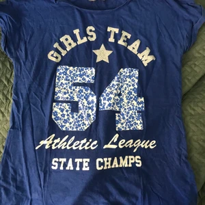 Tshirt - Marinblå tshirt med text på! Super fin! Säljs då den inte kommer till användning längre! Den är i barnstorlek men skulle säga att den också passar dig som har en xxs annars!🫶