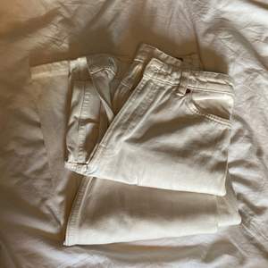 Wide leg Monki jeans i storlek 24. Använda fåtals gånger men är fullt hela. Ordinarie pris 400kr men väljer att sälja för 200 plus frakt.