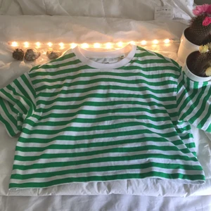 🤍💚Skit snygg t-shirt 💚🤍 - Använd 0 gånger och färgen glänser i solen passar till allt och spesigelt till vit ⚡️✈️🤩sparar pengar så därför säljs! 