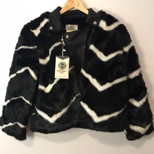 Fur jacket - Brand New fur Jacket. Du kan skriva till mig om du har några frågor. Du kan också föreslå mig ett pris.
