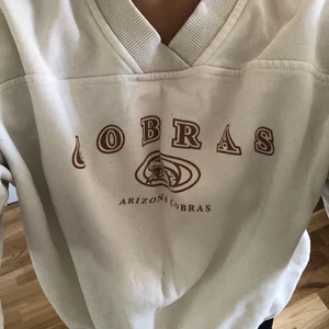 Vit tröja med text❤️ - En vit tröja med text från hm, köpt för 129 kr. Säljer den för att jag har tröttnat. Andvänd kanske 5 gånger men i väldigt bra skick! ❤️