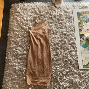 Klänning - Beige tjock klänning, knappast använd pga att den inte passat 