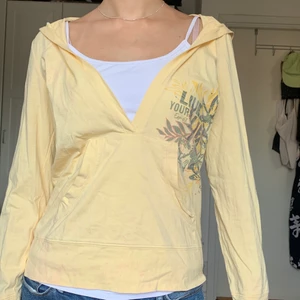 Esprit tröja storlek L - Säljer denna snygga tröja från Esprit! Storleken är L men passar även M och S. Assnygg färg på sommaren och i bra skick! Frak 51kr men kan även mötas upp💞⭐️