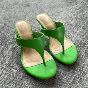 Super snygga gröna skor - Önskade jag kunde ha dom, men fanns bara 36 och de gick inte att tvinga i min 37 där märkte jag när jag kom hem.