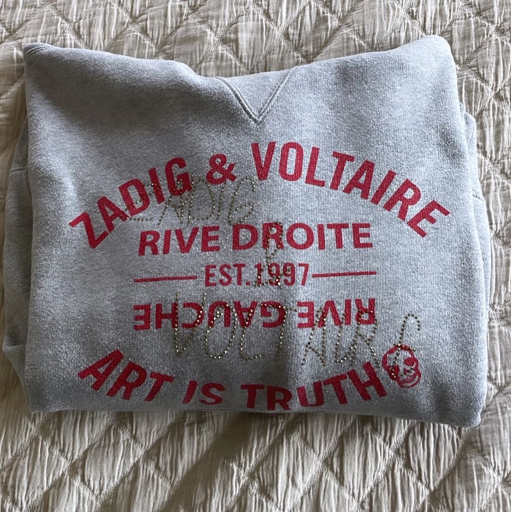 Säljer denna snygga Zadig & Voltaire hoodien! Köptes på NK för 2 års sedan för 2000kr och knappt kommit till användning sen dess. Alla nitar/pärlor sitter kvar💕👍🏽Kvitto finns! Tröjan finns inte att få tag i längre i butik/nätet!. Huvtröjor & Träningströjor.