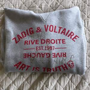 Säljer denna snygga Zadig & Voltaire hoodien! Köptes på NK för 2 års sedan för 2000kr och knappt kommit till användning sen dess. Alla nitar/pärlor sitter kvar💕👍🏽Kvitto finns! Tröjan finns inte att få tag i längre i butik/nätet!