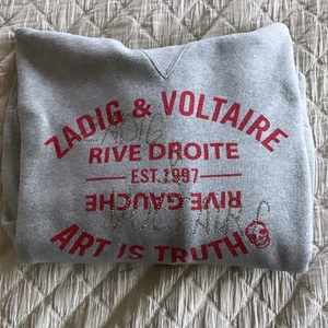 Zadig & Voltaire hoodie  - Säljer denna snygga Zadig & Voltaire hoodien! Köptes på NK för 2 års sedan för 2000kr och knappt kommit till användning sen dess. Alla nitar/pärlor sitter kvar💕👍🏽Kvitto finns! Tröjan finns inte att få tag i längre i butik/nätet!