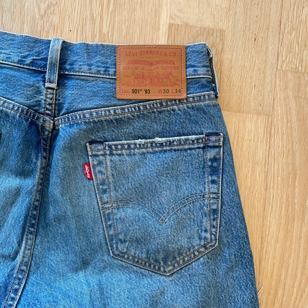 Säljer mina Levis 501 jeans. Inte så mycket använda och inga hål (förutom hålen i modellen) skick 8/10. Storleken är 30/34 men sitter lite mindre.  Betalning genom swish helst. . Jeans & Byxor.