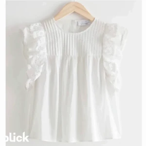 Blus från other stories - Intressekoll på den här jätte söta blusen från other & stories. Köpte i maj 2022 men den har endast kommit till användning en gång. Super bra skick, som ny. Köpte för 600kr, säljer för 300kr pris kan diskuteras!