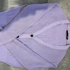 Somrig kofta - Superfin lila kofta från Lager 157 i storlek M. Oanvänd. Köpare står för frakt.