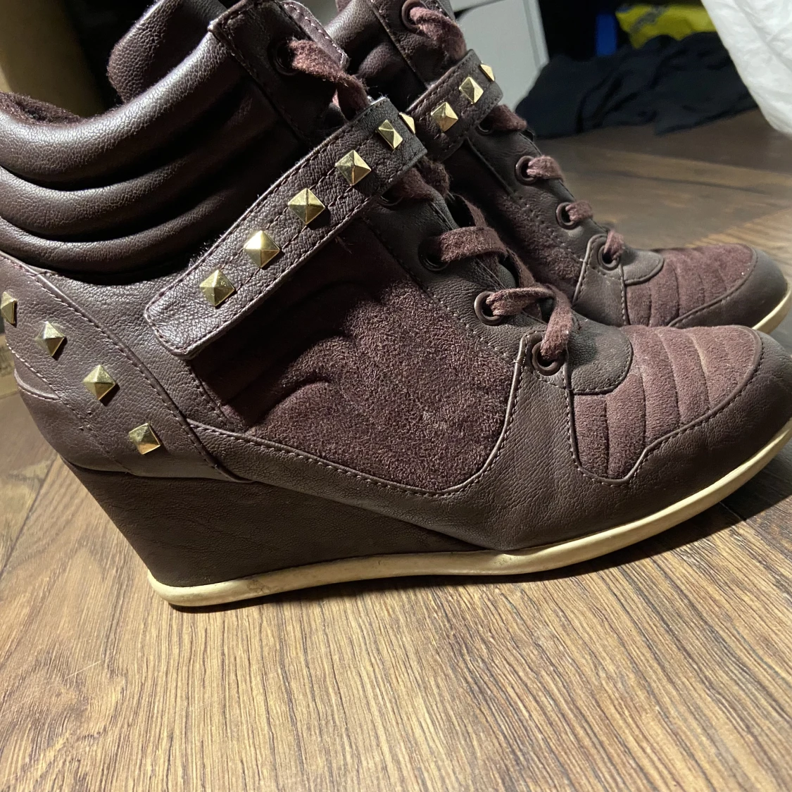 Nya skor säljes - 90