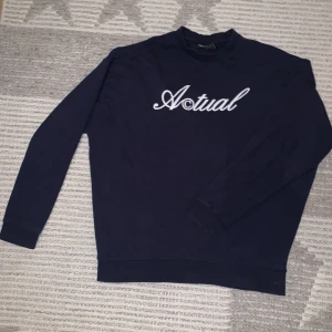 Sweatshirt  - Säljer denna tröja i storlek S. Pris kan diskuteras!