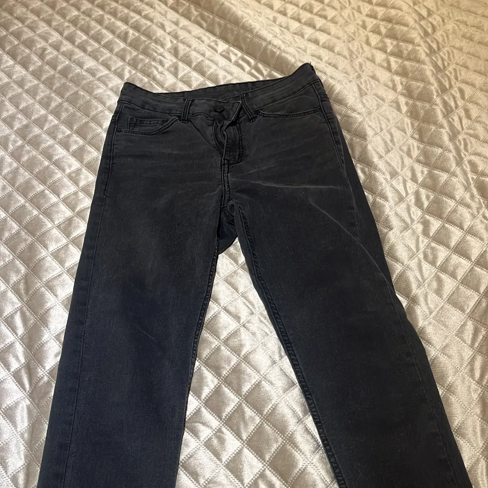 Mörk gråa skinny jeans. Dom är högmidjade och väldigt bekväma och stretchiga. Inte använda oxå.. Jeans & Byxor.
