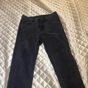 Mörk gråa skinny jeans. Dom är högmidjade och väldigt bekväma och stretchiga. Inte använda oxå.