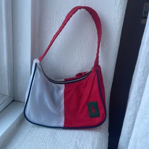 väska! - skitsöt väska från ralph lauren, köpt på urban outfitters. använd men inget fel på den alls!! 