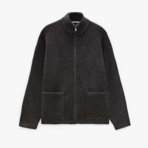 Stickad kofta zara - Säljer denna supersnygga stickade tröjan från zara, nopprig men inget man tänker på annars i fint skick💗är i storlek L men liten i storleken så sitter som en M, hör av dig om du har några frågor!! 