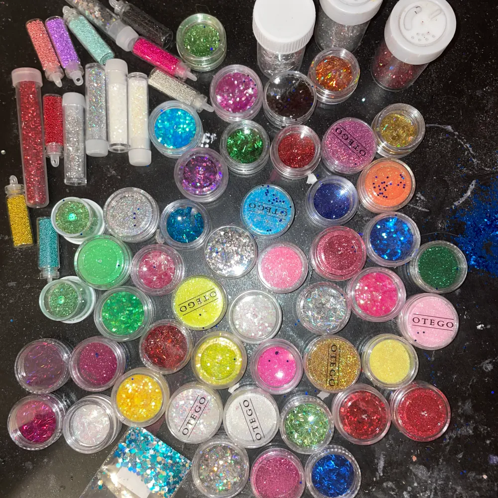 Nagel eller pyssel glitter 10kr st Sista bilden är det som är kvar.. Övrigt.