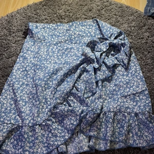 Kjol  - Super fin kjol. Tyvärr för liten för mig. 💕