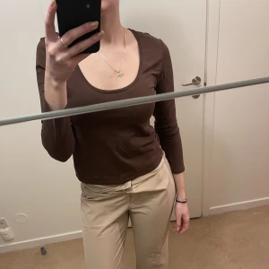 urringad tröja i brun - Jättefin urringad tröja säljes från Zara, knappt använd och i jättebra skick. Nästan helt ny. Ganska liten i storleken så skulle säga att den passar xs/s. Köparen står för frakt. 