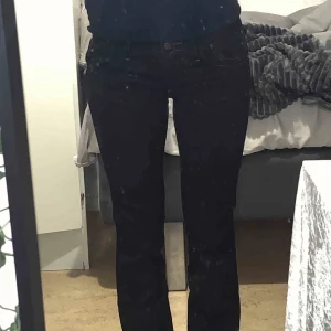 Bootcut jeans - Dessa är skitfina lågmidjade svarta bootcut jeans, perfekta för y2k stil🥰Midjemåttet är 37,5cm, och innerbenslängden är 83cm❤️Passar som xs, säljs tyvärr då de var för små💖  Hör av er vid intresse!💞