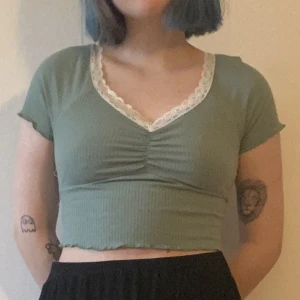 Grönaktig croppad tshirt - Mjukt och stretchigt material, passar S-L. Använd en gång.