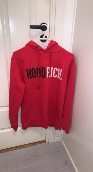 Röd hoodrich dress - Hoodrich dress röd storlek S kofta och L byxor passar även S/M väldigt bra, nästan nytt skick, hör av er för blev bilder och eller videos. 