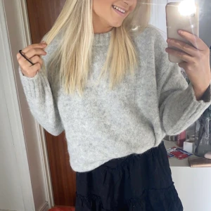 Grå stickad tröja - Grå stickad tröja, oanvänd då jag har 2 likadana. Nypris runt 1100:-. Märke Edited med äkta ull (sticks dock inte)