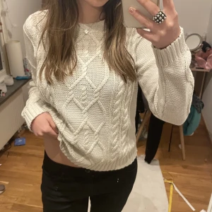Stickad tröja  - Stickad vit/beige tröja med mönster💓strl L men liten i strl!!
