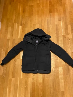Canada goose MacMillan Parka srlk M - Säljer min canada goose jacka strlk M. Helt felfri och äkta. Kvitto medföljer. Kan mötas upp eller frakta.
