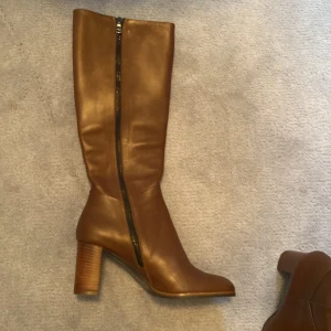 Rizzo skinnstövlar Oanvända  - Helt oanvända jättesnygga och bekväma stövlar från Rizzo. Bara provat dem hemma då jag inte trivs riktigt i stövlar. Nypris ca 3000:- 