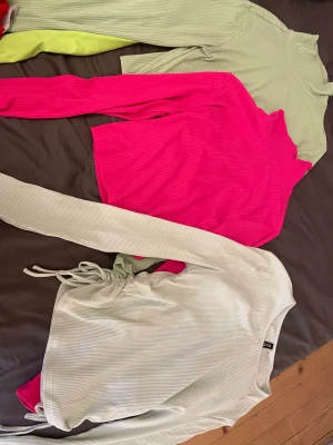 Färgglada toppar från H&M stlk M - Köps tillsammans, 200kr, stlk M
