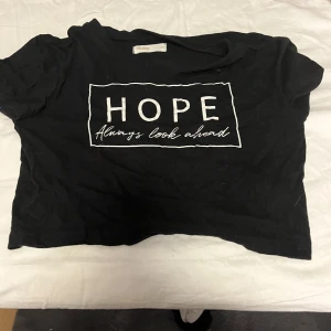 T-shirt - Använd få gånger. Kan vara lite kort, men inte jättekort