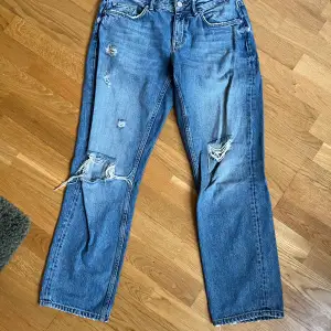 AllSaints jeans köpta i London. Storlek 26. Jättefint skick, låga i midjan och ”momjeans” fit. Jag är 168 och byxorna slutar på mig precis där skon börjar.