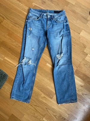 Lågmidjade jeans - AllSaints jeans köpta i London. Storlek 26. Jättefint skick, låga i midjan och ”momjeans” fit. Jag är 168 och byxorna slutar på mig precis där skon börjar.