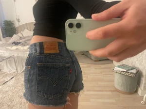 Levis 501 - Dags att sälja dessa shortsen från Levis😊de är i superfint skick, ha de som de är på sommaren eller styla upp de med ett par strumpbyxor under😍