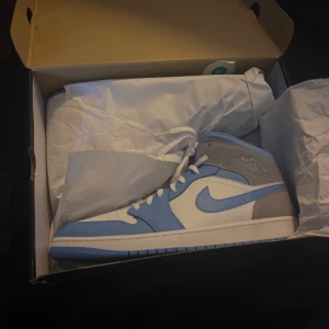 Air Jordan 1 Mid ”University Blue” - Nya i storlek 50.5 (16US). Skolåda medföljer
