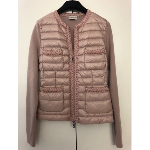 Moncler cardigan  - Moncler cardigan i storlek XS, aldrig använd jätte fin färg. Självklart äkta går att scanna, känn er fria att ställa frågor svarar alltid inom 15 min 💋