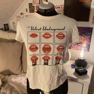 Velvet underground t-shirt - Knappt använd! Fin krämvit färg