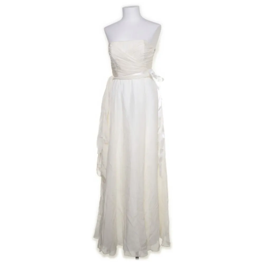 Jag säljer denna vita silke Balklänning/aftonklänning i Storlek M (passar S) Varan har knappt några täcken på använding & är i mycket bra skick. För referens är jag 1,65m. Om du har övriga frågor eller vill ha fler bilder är det bara att hmu! <3 . Klänningar.