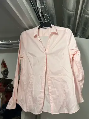 Snygg simpel skjorta i ljusrosa färg feån HM