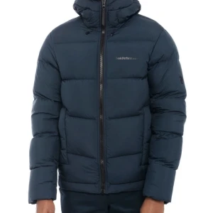 Peak performance vinterjacka  - Säljer min nästan helt oanvända peak performance vinterjacka då jag beställde fel Absolut inget fel på den Nypris 3500kr mitt pris 2800kr