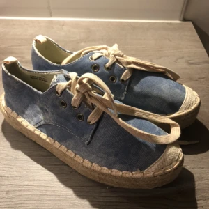 Jeanssneakers till Salu  - Helt ny sneakers med storlek 36.