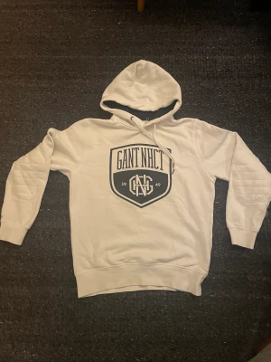 Gant hoodie - Vit Gant hoodie som används ett fåtal gånger. I storlek M och är normal i storleken. Inga fläckar och ser helt ny ut.  Köpt för 1000 kr. Säljer för 299 kr.