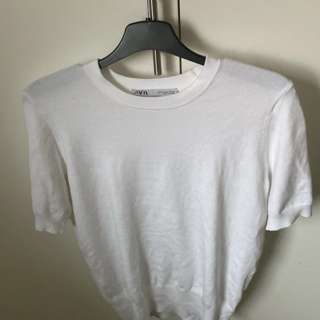 Vit stickad T-shirt  - 90