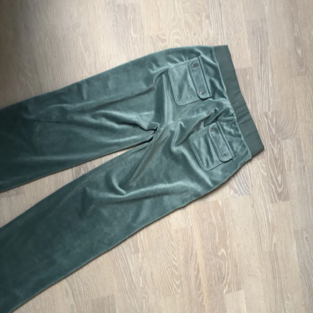 Juicy byxor i chinois green. Ser mörkare ut på bilderna. Använt ungefär 3 gånger. Storlek S. Jeans & Byxor.