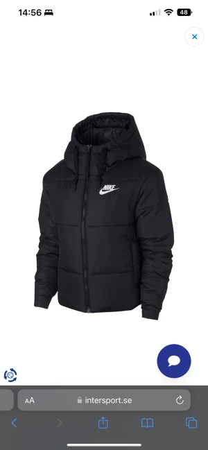 Jacka - En dam jacka från Nike som man kan vända och använda på två håll den är väldigt fin och skön att ha på sig. Är i storlek M/L