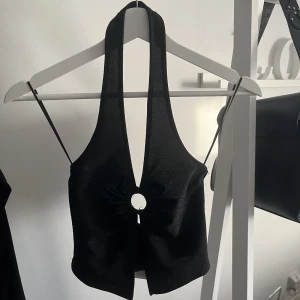 Fest topp  - en svart glitter fest topp, skit snygg å ha under en fin kavaj eller bara som den är!  Aldrig använd då det var fel storlek🫶🏻