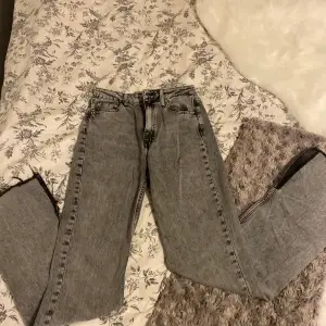 Superfina svart/gråa jeans från zara med slits