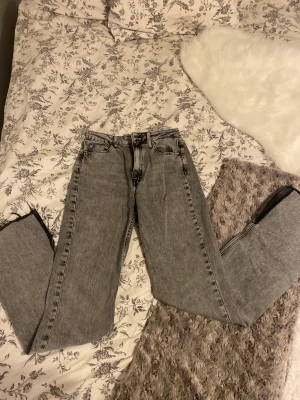 Grå/svarta jeans med slits - Superfina svart/gråa jeans från zara med slits