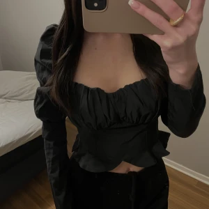 Puffy sleeve blouse  - Fin blus från NAKD i storlek 32. Använd en gång, i nyskick!💘60% cotton 40% polyester